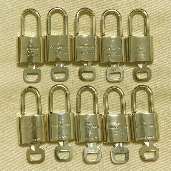 LOUIS VUITTON LV 10 SET PADLOCK KEY CHARM CADENA GOLD-PLATED FRANCE - Picture 2 of 4
